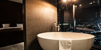 Deep Soaking Bathtub