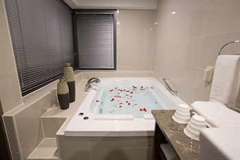 Deep Soaking Bathtub
