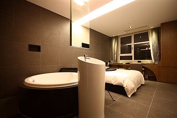 Deep Soaking Bathtub