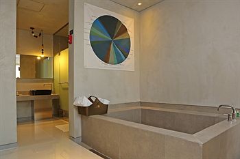 Deep Soaking Bathtub