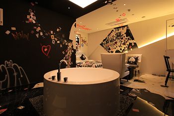 Deep Soaking Bathtub