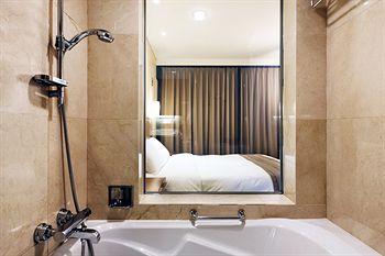 Deep Soaking Bathtub