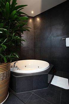 Deep Soaking Bathtub