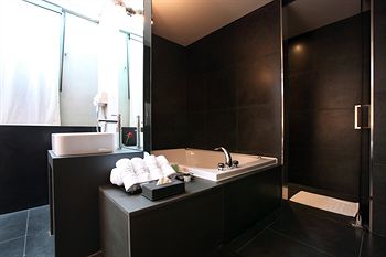 Deep Soaking Bathtub