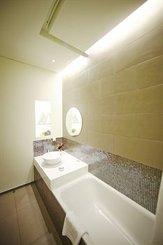 Deep Soaking Bathtub