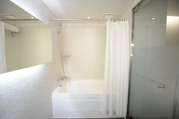 Deep Soaking Bathtub