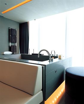 Deep Soaking Bathtub