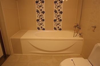 Deep Soaking Bathtub