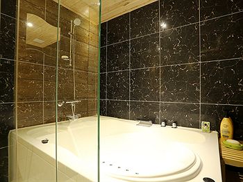 Deep Soaking Bathtub