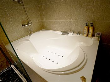 Deep Soaking Bathtub