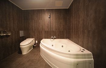 Deep Soaking Bathtub