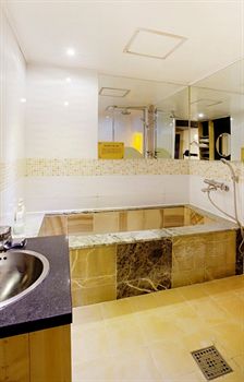 Deep Soaking Bathtub