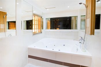 Deep Soaking Bathtub