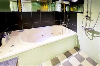 Deep Soaking Bathtub