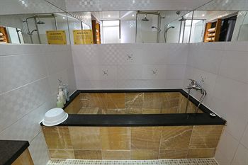 Deep Soaking Bathtub