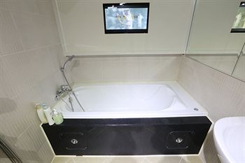 Deep Soaking Bathtub