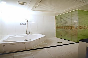 Deep Soaking Bathtub