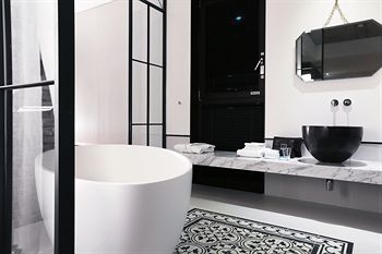 Deep Soaking Bathtub