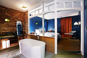 Deep Soaking Bathtub