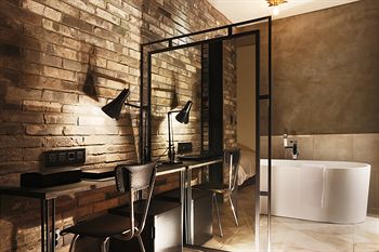 Deep Soaking Bathtub