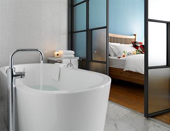 Deep Soaking Bathtub