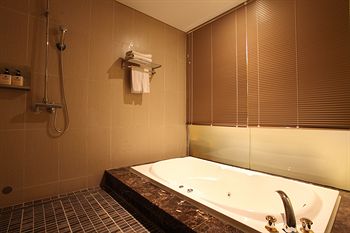Deep Soaking Bathtub
