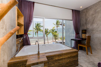 Deep Soaking Bathtub