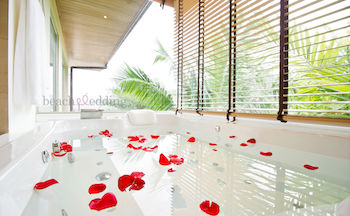 Deep Soaking Bathtub