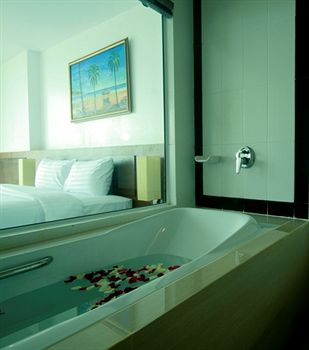 Deep Soaking Bathtub