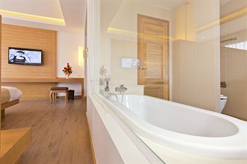 Deep Soaking Bathtub
