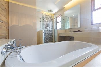 Deep Soaking Bathtub