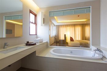 Deep Soaking Bathtub