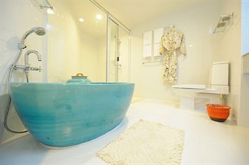 Deep Soaking Bathtub