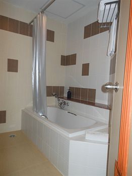 Deep Soaking Bathtub