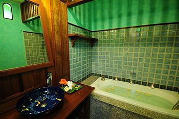 Deep Soaking Bathtub