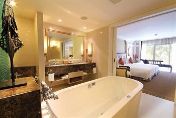 Deep Soaking Bathtub