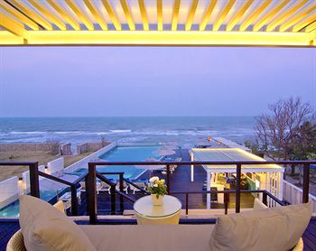 Poolside Bar