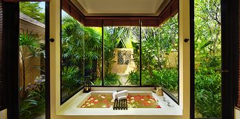 Deep Soaking Bathtub