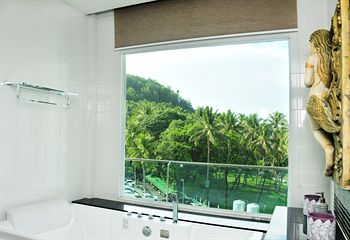Deep Soaking Bathtub