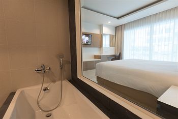 Deep Soaking Bathtub