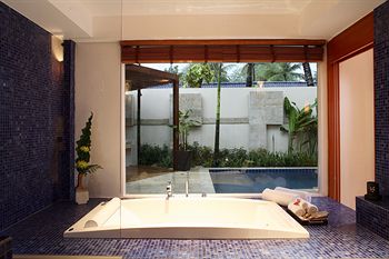 Deep Soaking Bathtub