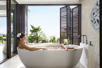 Deep Soaking Bathtub