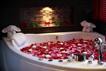 Deep Soaking Bathtub