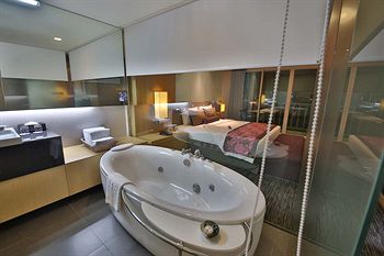 Deep Soaking Bathtub