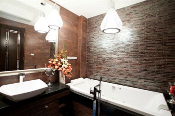 Deep Soaking Bathtub