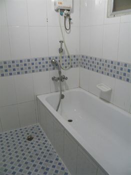 Deep Soaking Bathtub