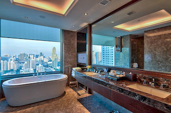 Deep Soaking Bathtub
