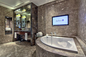 Deep Soaking Bathtub