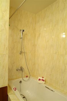 Deep Soaking Bathtub