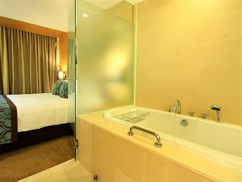 Deep Soaking Bathtub